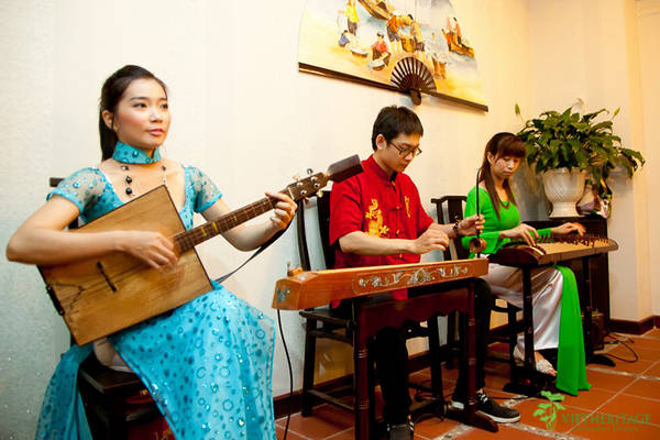 Tiết mục văn nghệ dân tộc tại nhà hàng Vietheritage