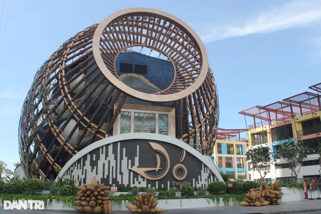 Sân khấu biểu diễn hoành tráng bên trong nhà hát Đó Nha Trang