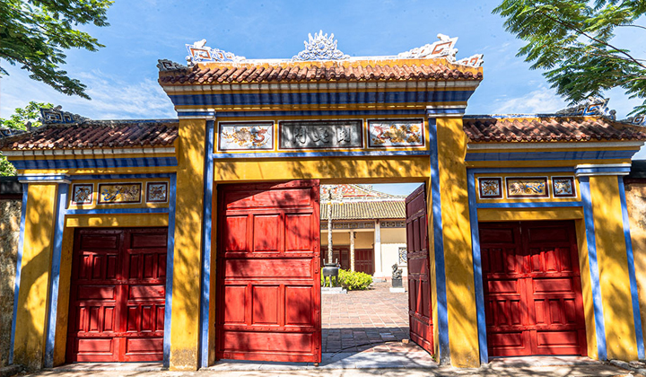Cổng vào nhà hát Duyệt Thị Đường tại Huế