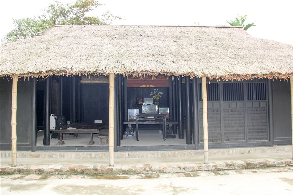 Mặt trước nhà lưu niệm Chủ tịch Hồ Chí Minh