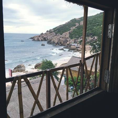 Khung cảnh biển bình yên nhìn từ phòng nghỉ gỗ Bình Ba