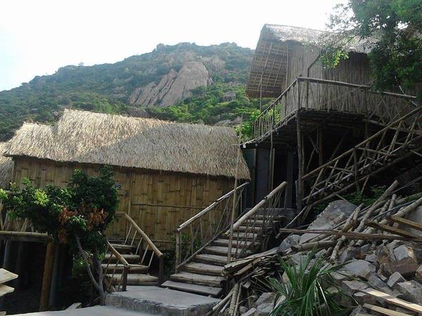 Cầu thang tre độc đáo nối các phòng nghỉ tại đảo Bình Ba