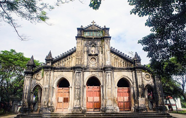 Bên ngoài Nhà nguyện Tùng Sơn