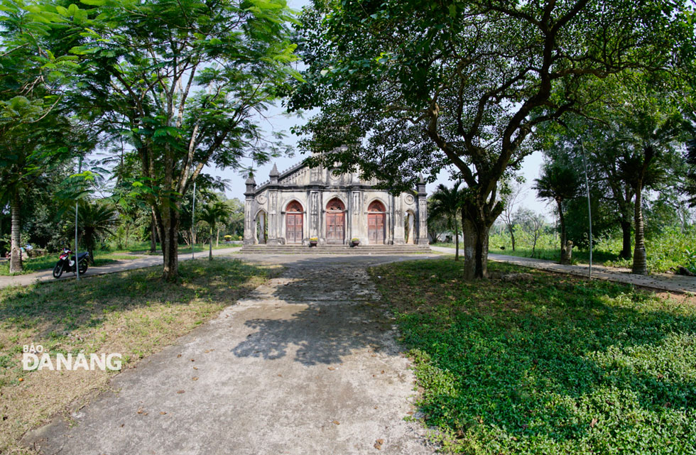 Lối vào Nhà nguyện Tùng Sơn