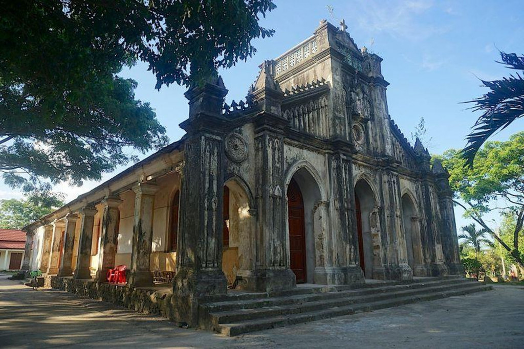 Khuôn viên xanh mát quanh Nhà nguyện Tùng Sơn