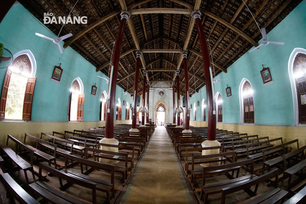 Bên trong nhà thờ. Ảnh: Báo Đà Nẵng.
