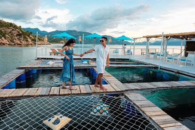 Không gian check-in siêu xinh tại nhà nổi Floating Lounge Cam Ranh