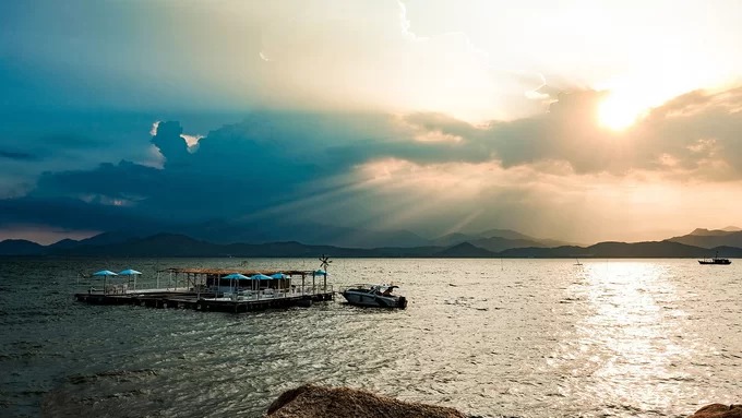 Floating Lounge Cam Ranh là một nhà hàng nổi nằm ở thôn Bình Lập, Cam Ranh. Hoạt động từ cuối tháng 4, địa chỉ này ghi dấu ấn với nhiều du khách, đặc biệt là người thích chụp ảnh bởi không gian tách biệt với đất liền.