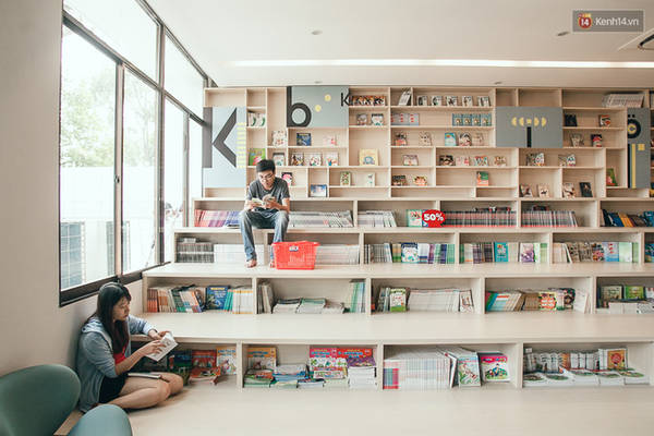 Ánh sáng bên ngoài chiếu vào cực kỳ thích hợp cho việc đọc sách.
