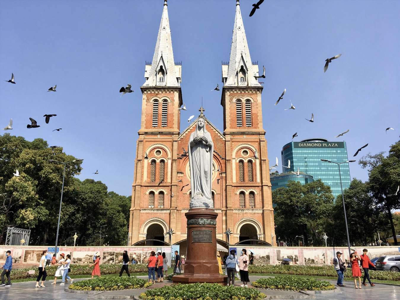 Nhà thờ Đức Bà cổ kính