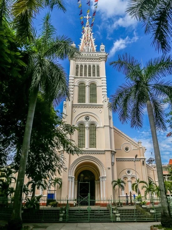 Mặt tiền Nhà thờ Chợ Quán theo lối Gothic
