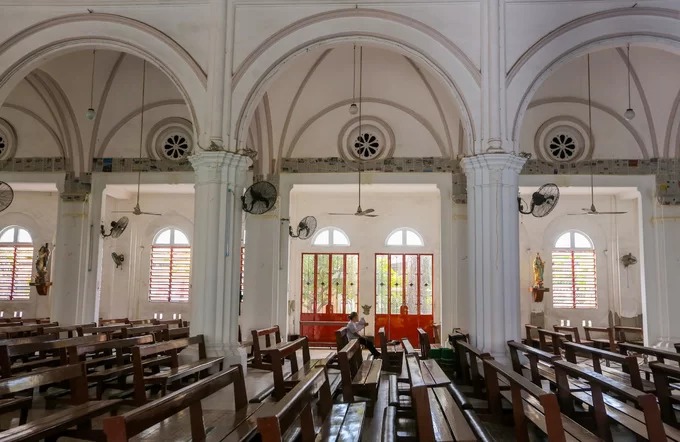 Cửa sổ Nhà thờ Chợ Quán