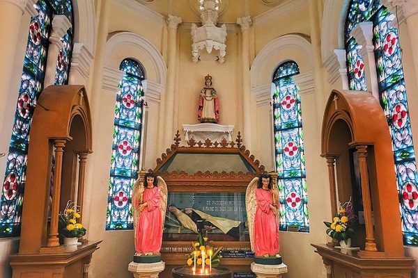 Thánh đường bên trong khá bề thế với hai hàng cột đậm nét kiến trúc Gothic. Cùng với mặt tiền, hai hàng cột này được đánh giá là một trong những nét đẹp nhất của cả công trình. Điều đáng chú ý nhất là những bệ thờ bên trong đều được làm từ đá cẩm thạch mang từ Italy sang.