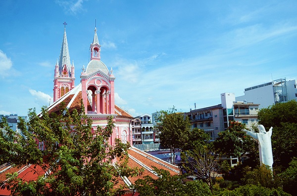 Vào cuối tuần, nhà thờ còn là nơi sinh hoạt của các công lạc bộ hướng đạo sinh. Trong khuôn viên nhà thờ có tượng Chúa dang tay được tạc tinh xảo.