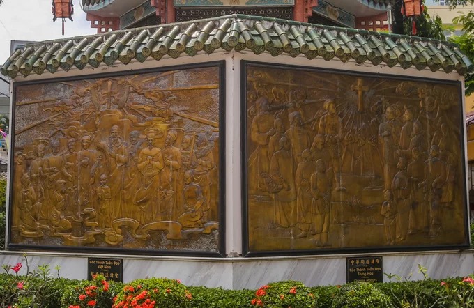 Phù điêu thánh tử đạo tại Nhà thờ Cha Tam