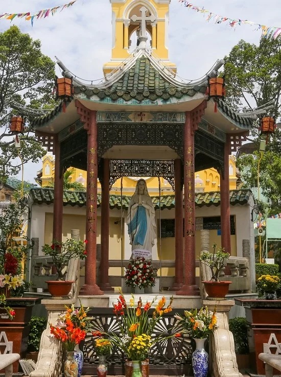 Gian thờ Đức mẹ Maria tại Nhà thờ Cha Tam