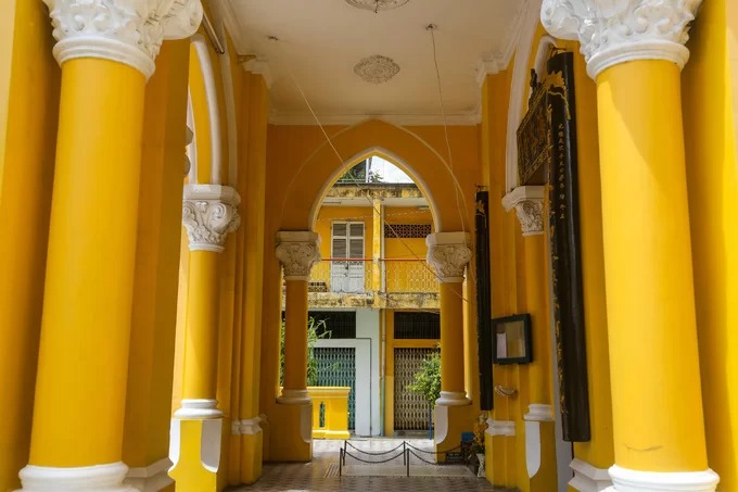 Lối vào thánh đường Nhà thờ Cha Tam kiểu Gothic
