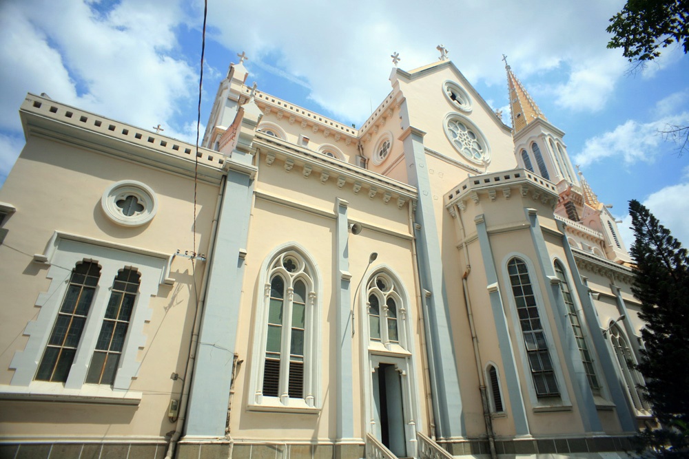 Kiến trúc Gothic châu Âu ấn tượng của nhà thờ Huyện Sỹ