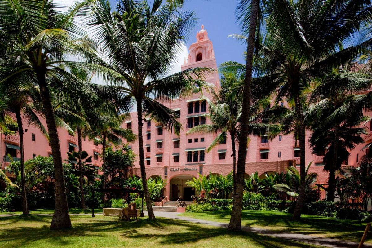 Khu nghỉ dưỡng Royal Hawaiian, thành phố Honolulu, Mỹ  Là một trong những cơ sở lưu trú tốt nhất Hawaii năm 2019, theo bình chọn của độc giả. Royal Hawaiian được xây dựng năm 1927 theo kiến trúc Moorish Tây Ban Nha. Khu nghỉ dưỡng phục vụ những phòng nghỉ sang trọng với dịch vụ bác sĩ trực, hướng dẫn du lịch, bể bơi, nhân viên đa ngôn ngữ. Ảnh: Alamy.