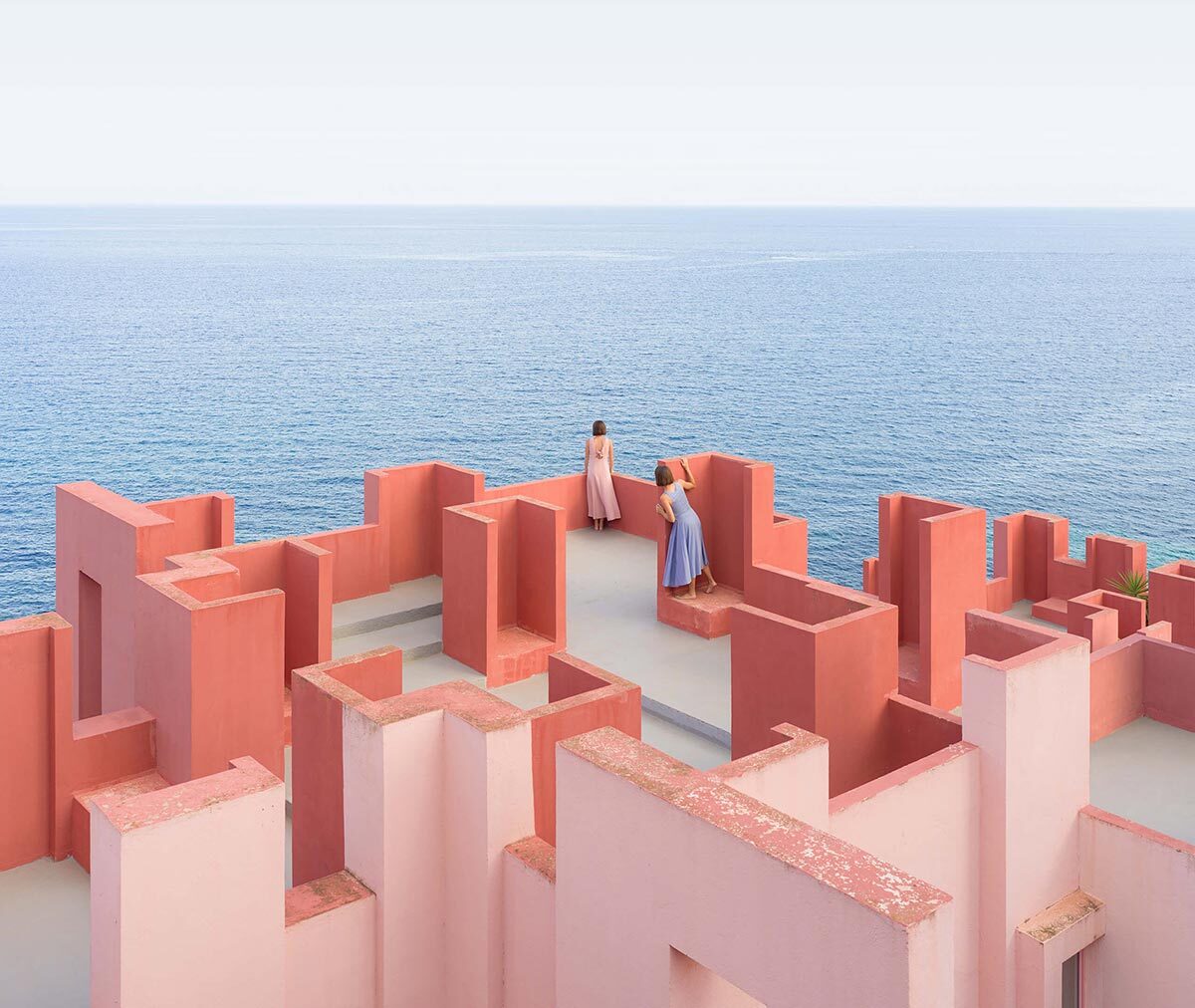 La muralla roja, thị trấn Calpe, Tây Ban Nha  Tòa nhà được kiến trúc sư Richard Bofill thiết kế năm 1968, lấy cảm hứng từ kiến trúc Địa Trung Hải, phổ biến ở Ai Cập, Afghanistan và Morocco. Tổ hợp căn hộ có các cầu thang, lối vào lồng chéo, với nhiều sắc thái khác nhau của màu hồng. Ảnh: Hasselblad.