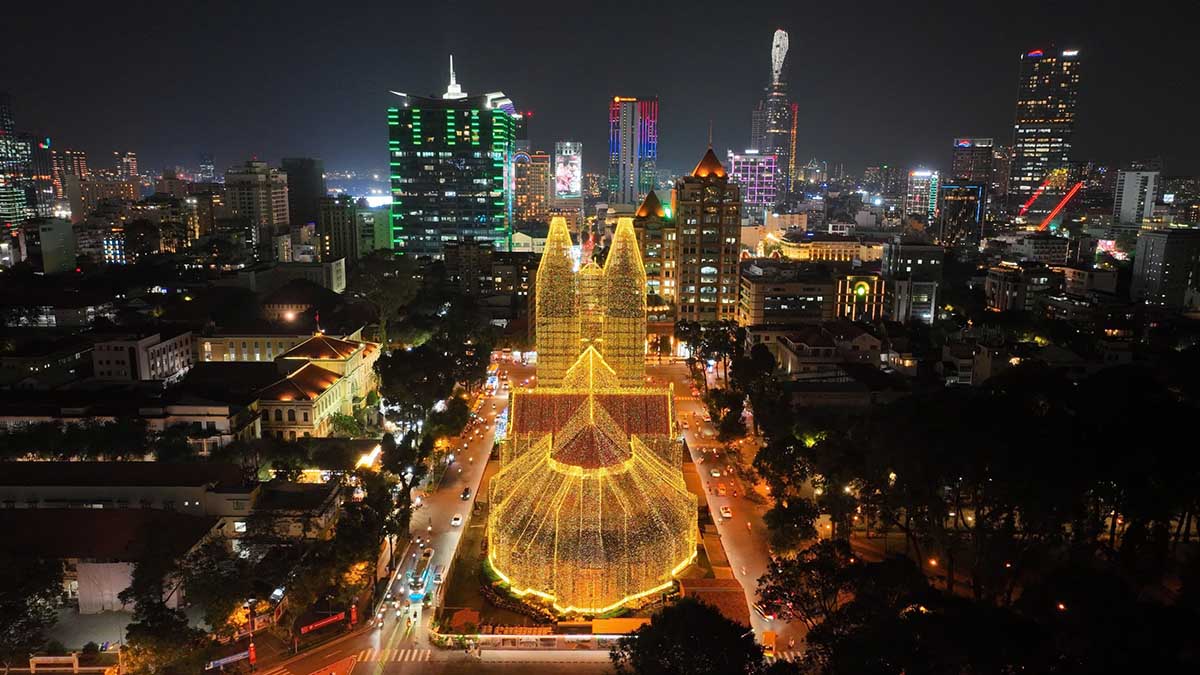 Nhà thờ Đức Bà trang hoàng lộng lẫy dịp Giáng sinh