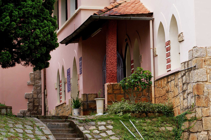 Hai đường bậc thang dẫn lên cửa chính nhà thờ Domaine de Marie và nhập lại ở sảnh chính