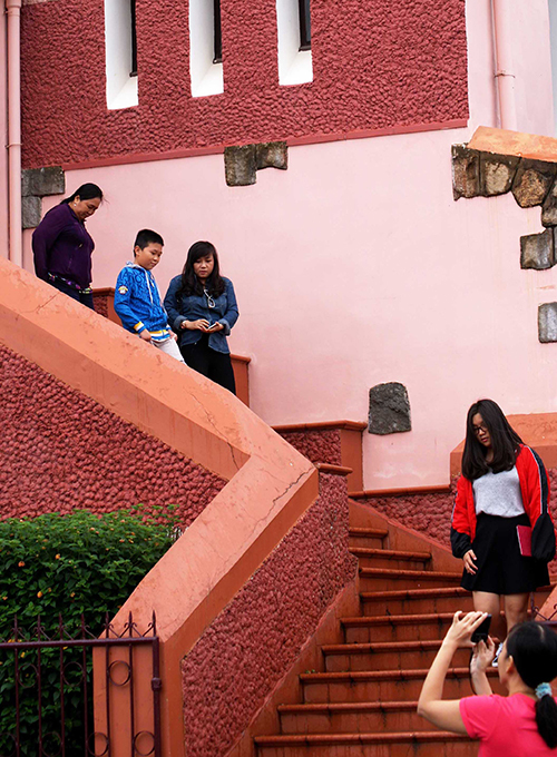 Khuôn viên nhà thờ Domaine de Marie được bao quanh bởi hàng thông và sơn màu hồng đậm