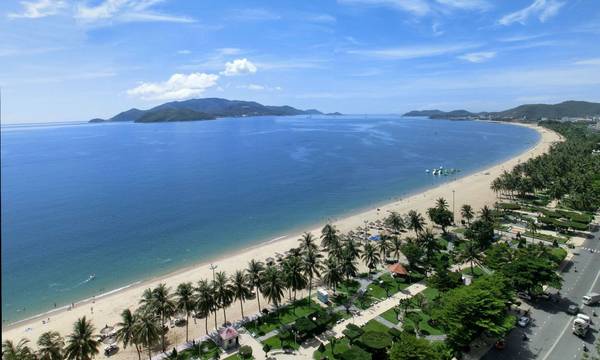 Bãi biển Nha Trang trong xanh thơ mộng