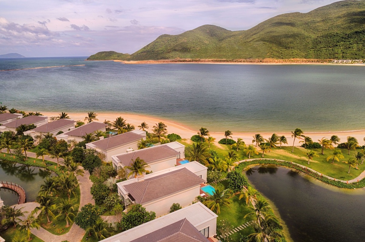 Thiết kế nội thất sang trọng bên trong phòng nghỉ Nha Trang Marriott Resort & Spa