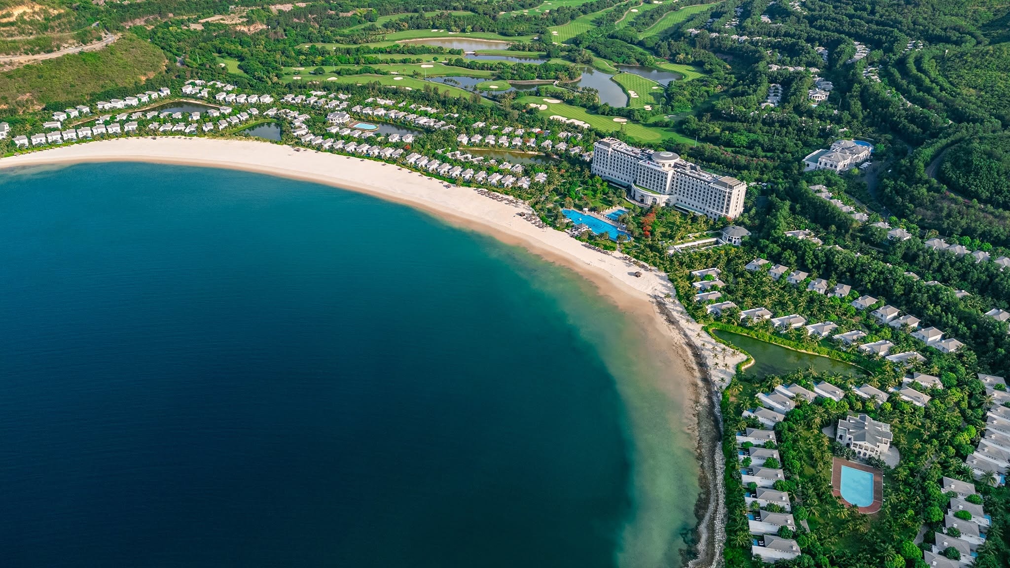 Toàn cảnh Nha Trang Marriott Resort & Spa nhìn từ trên cao