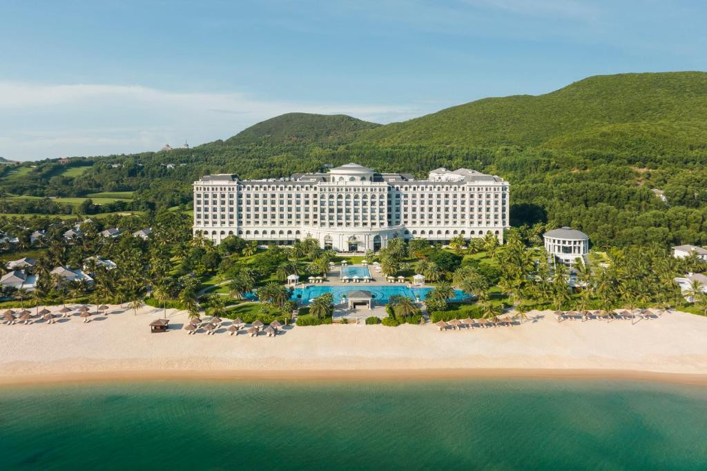 Toàn cảnh hồ bơi ngoài trời tại Nha Trang Marriott Resort & Spa