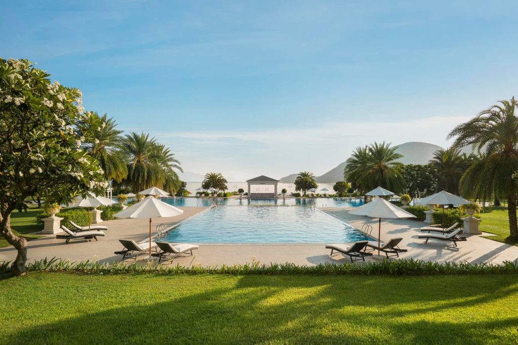Hồ bơi rộng lớn tại Nha Trang Marriott Resort & Spa