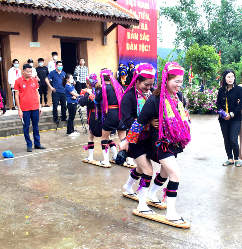 Vui chơi ở nhà truyền thống. Ảnh: Báo Quảng Ninh.