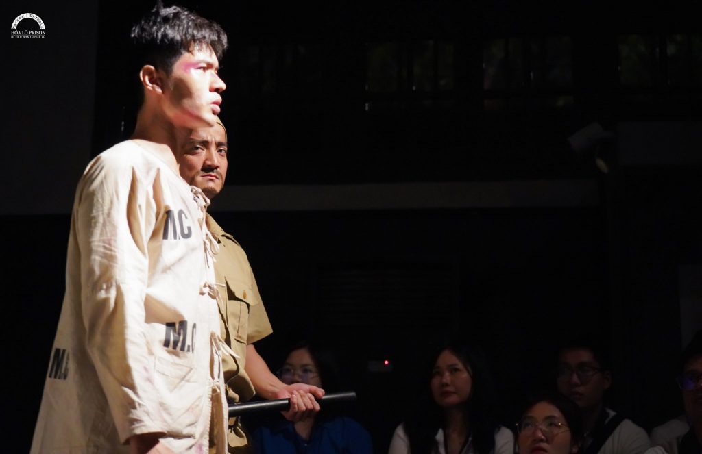 Show diễn tái hiện lịch sử vào buổi tối tại nhà tù Hỏa Lò