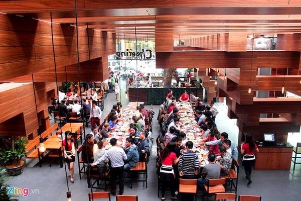 Khách đông đúc tại nhà hàng độc lạ ở Hà Nội