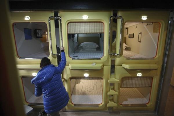 Trải nghiệm buồng ngủ hiện đại Capsule Hotel tại Nhật Bản