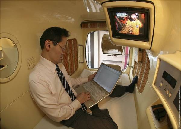 Bên trong buồng ngủ hiện đại Capsule Hotel Nhật Bản