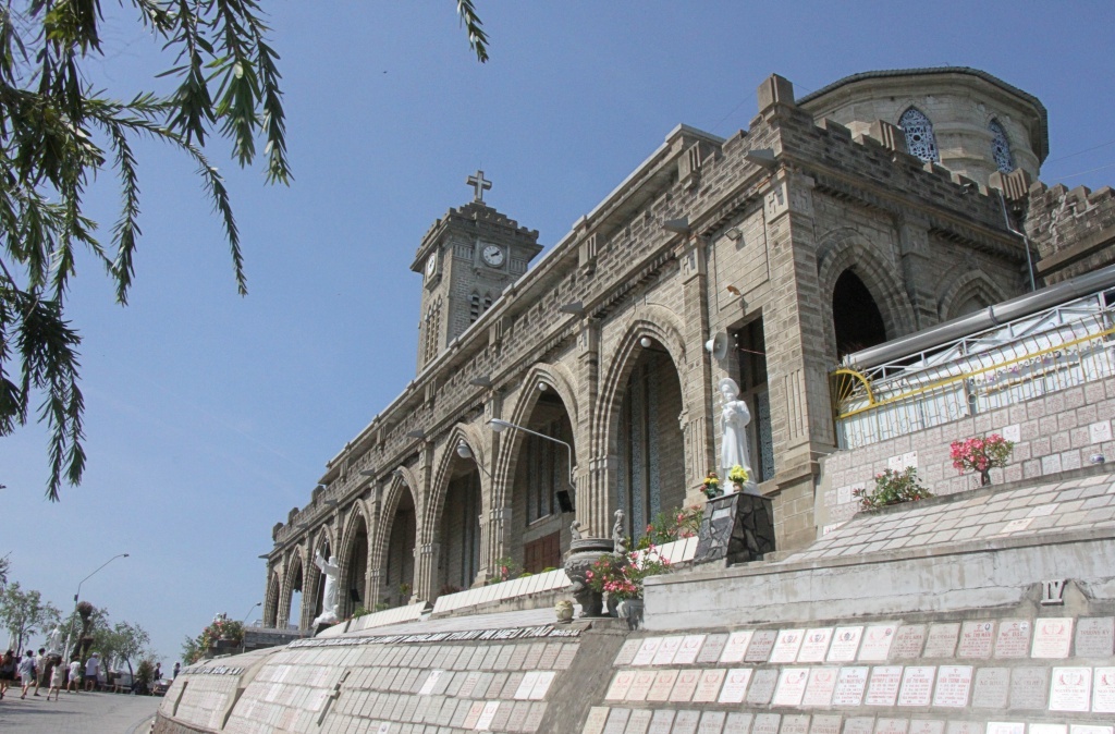 Nhà thờ Núi Nha Trang chi tiết kiến trúc đá