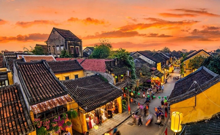 Các nhà cổ hàng trăm năm tuổi ở phố cổ Hội An. Ảnh: Vinpearl