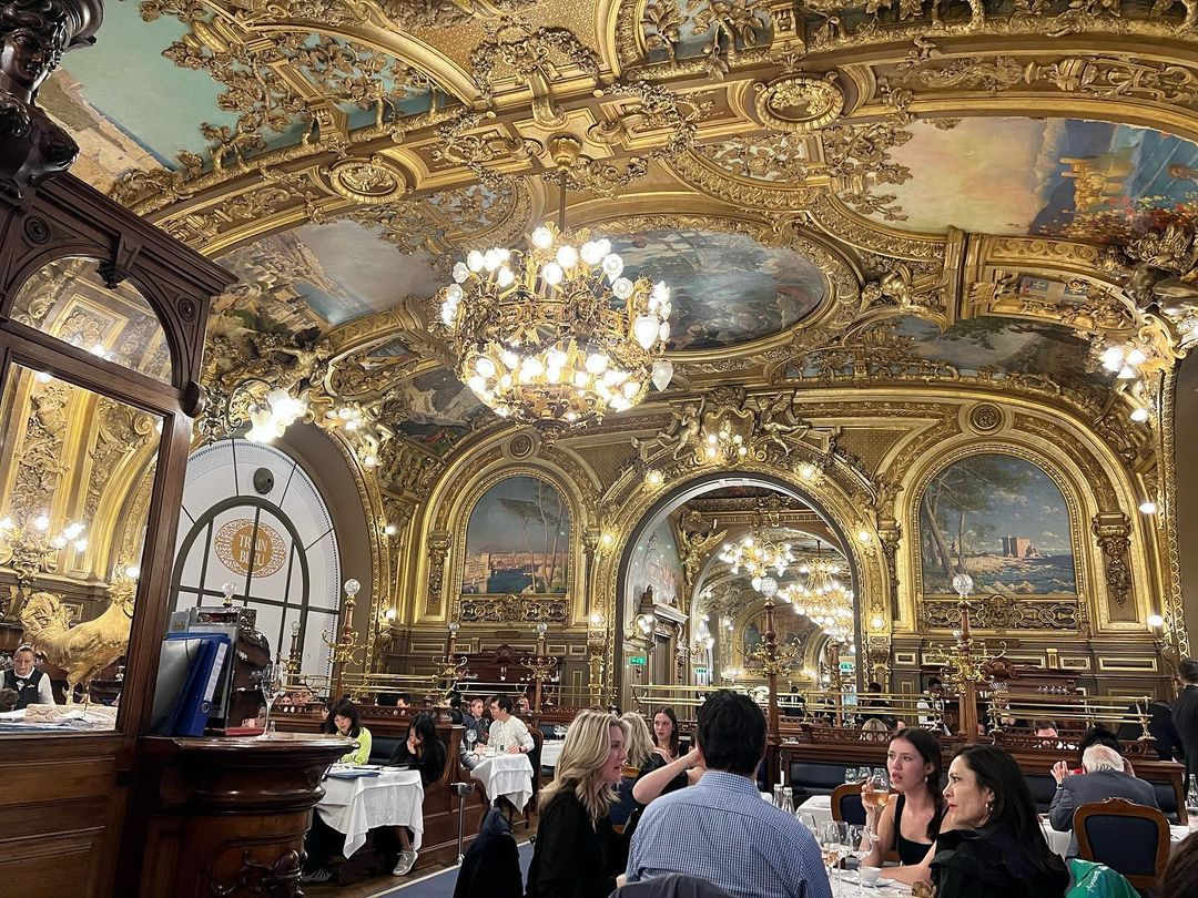 Bức tranh tường nổi bật trong không gian nhà hàng Le Train Bleu