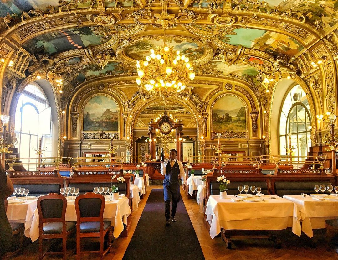 Chi tiết trần vòm và tranh tường cổ điển nhà hàng Le Train Bleu