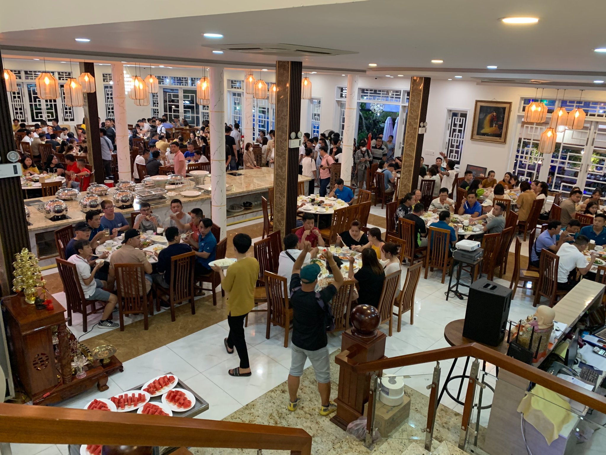 Không gian bên trong nhà hàng Phố Biển Đà Nẵng