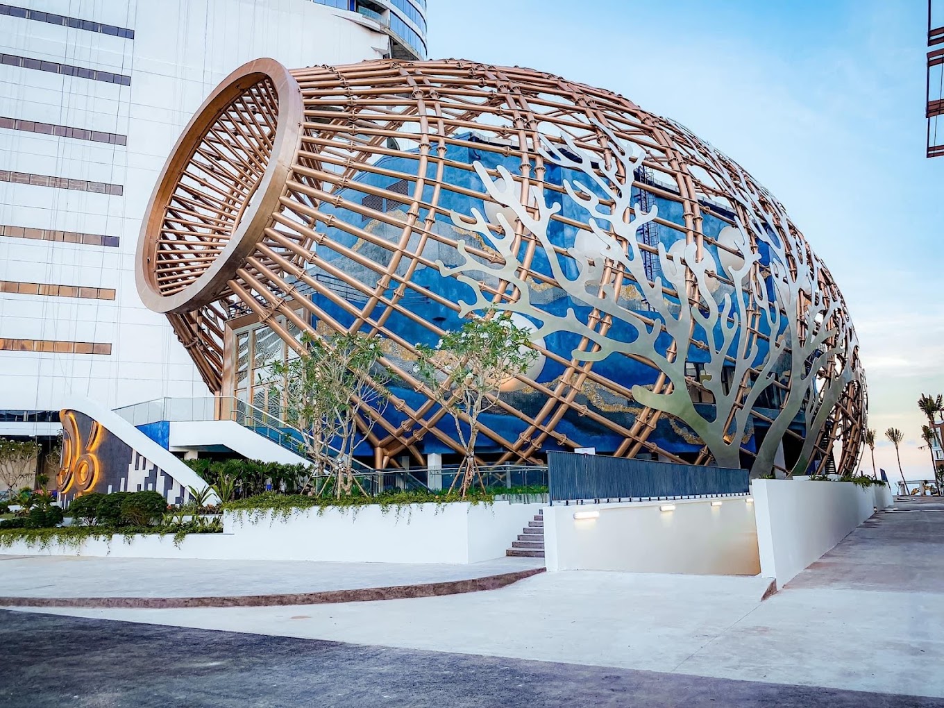 Vẻ đẹp ấn tượng bên ngoài Nhà hát Đó Nha Trang