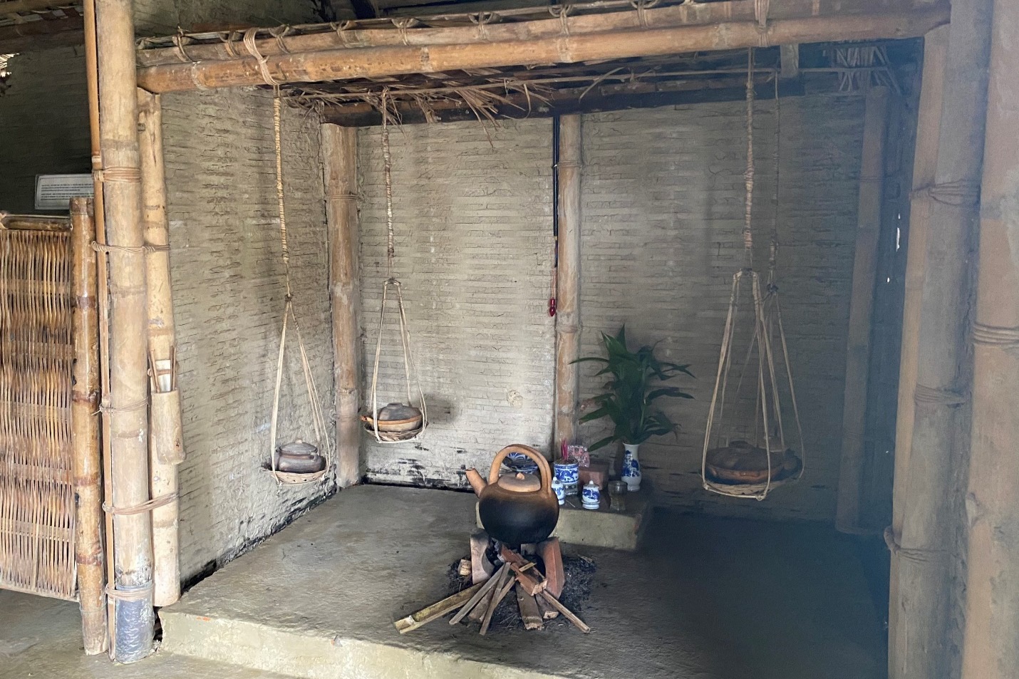 Cổng vào nhà lưu niệm Chủ tịch Hồ Chí Minh ở làng Dương Nỗ