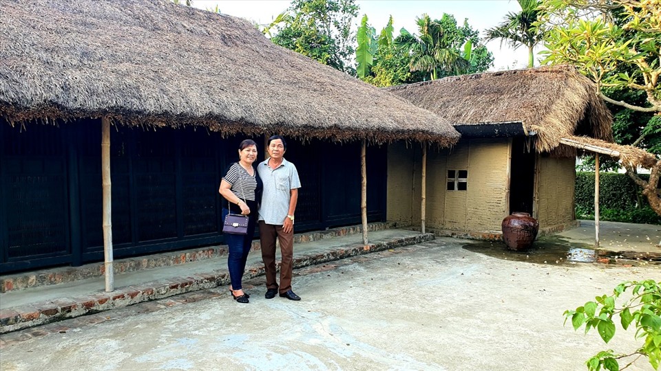 Khách du lịch ghé thăm nhà lưu niệm Chủ tịch Hồ Chí Minh