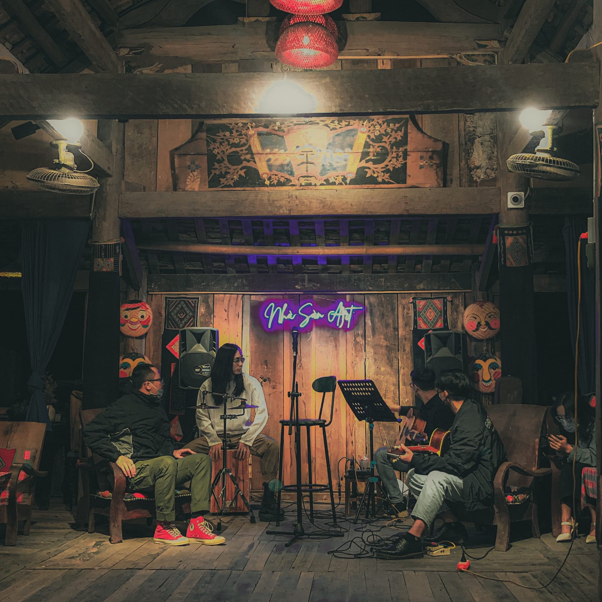Không gian vintage tại Nhà sàn Art Coffee Hà Nội