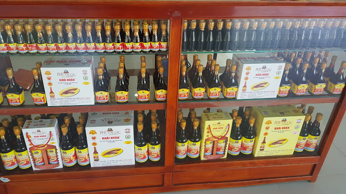 Đóng chai nước mắm tại nhà thùng Phú Quốc