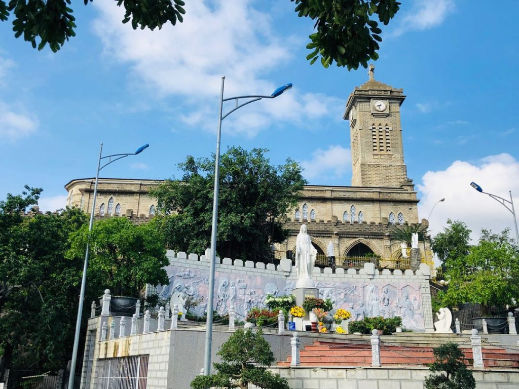 Nhà thờ Núi Nha Trang nằm nổi bật trên ngọn núi nhỏ