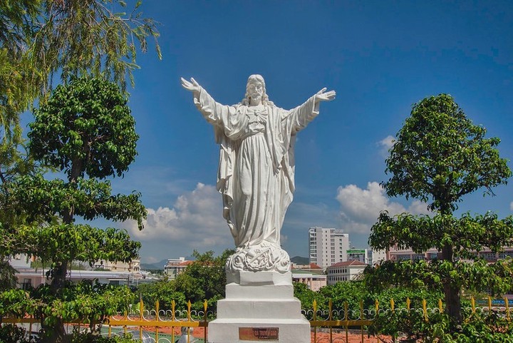 Tượng thờ trong khuôn viên Nhà thờ Núi Nha Trang