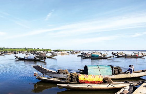 Khung cảnh yên bình của chợ nổi Ngư Mỹ Thạnh trên phá Tam Giang lúc rạng đông